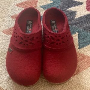 Haflinger lacy red clogs